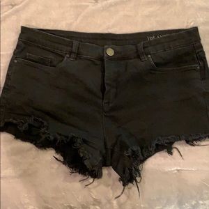 Frayed denim shorts